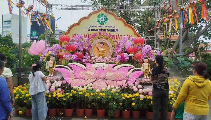 Lễ đài Phật đản được thiết trí trang nghiêm tại sân chùa, nơi đông đảo Phật tử thực hiện nghi thức tắm Phật. Ảnh: Đức Linh.