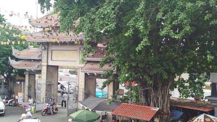 Cổng tam quan chùa Vĩnh Nghiêm cùng cây bồ đề 73 năm tuổi được chiết từ cội bồ đề tại Bồ Đề Đạo Tràng (Ấn Độ), biểu tượng thiêng liêng của Phật giáo. Ảnh: Đức Linh.