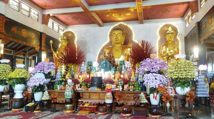 Chánh điện chùa Vĩnh Nghiêm tôn trí Đức Phật Thích Ca Mâu Ni cùng Bồ Tát Văn Thù và Bồ Tát Phổ Hiền trong không gian trang nghiêm, thanh tịnh. Ảnh: Đức Linh.