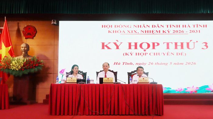 Chủ tọa điều hành kỳ họp. Ảnh: H.P