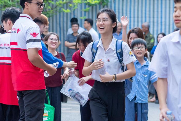 Câu động viên: "Chị gái ơi, thi tốt nhé!" trở thành nguồn động lực lớn đối với thí sinh tại điểm thi THPT Lê Quý Đôn. Ảnh: Mạnh Hưng