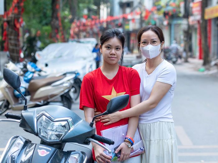 Em Phùng Vân Trang, học sinh trường THCS Tân Triều, Lương Thế Vinh cho biết: "Em nghĩ cảm xúc lúc này rất khó diễn tả. Sau nhiều tháng ôn tập, thức khuya dậy sớm và trải qua hai môn thi vừa rồi, em đang đứng trước môn cuối cùng của kỳ thi vào lớp 10. Có hồi hộp, có áp lực nhưng cũng có cảm giác như mình sắp đi đến đích.". Ảnh: Mạnh Hưng