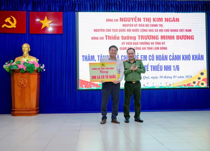 Giám đốc Công an tỉnh Lâm Đồng, Thiếu tướng Trương Minh Đương trao 200 lá cờ Tổ quốc tặng cấp ủy, chính quyền Đặc khu Phú Quý