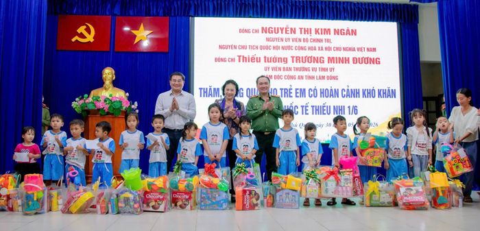 Nguyên Chủ tịch Quốc hội Nguyễn Thị Kim Ngân và Giám đốc Công an tỉnh Lâm Đồng, Thiếu tướng Trương Minh Đương trao học bổng cho các em thiếu nhi