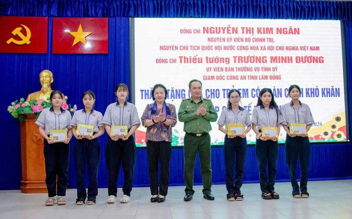 Nguyên Chủ tịch Quốc hội Nguyễn Thị Kim Ngân và Giám đốc Công an tỉnh Lâm Đồng, Thiếu tướng Trương Minh Đương tặng quà và học bổng cho các em học sinh
