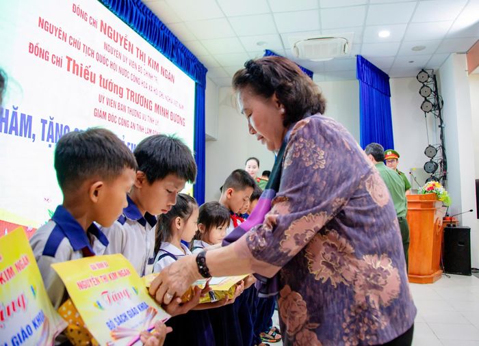 Nguyên Chủ tịch Quốc hội Nguyễn Thị Kim Ngân trao học bổng cho các em thiếu nhi