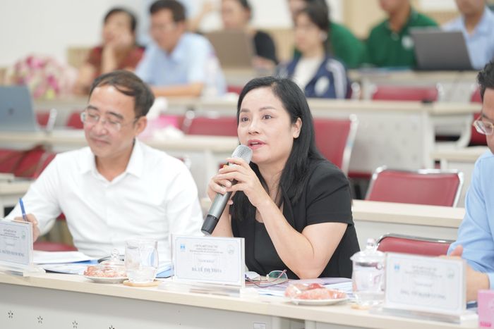 Ban Giám khảo đặt câu hỏi cho các đội thi. Ảnh: L.Hương