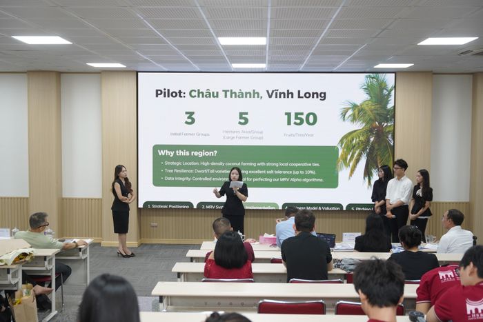 Sinh viên trình bày về mô hình kinh doanh, chiến lược phát triển các dự án tại vòng chung kết cuộc thi. Ảnh: L.Hương