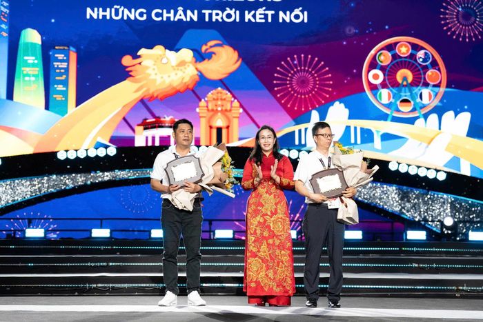 Phó Chủ tịch UBND thành phố Đà Nẵng Nguyễn Thị Anh Thi trao kỷ niệm chương cho hai đội pháo hoa Đà Nẵng - Việt Nam và Trung Quốc