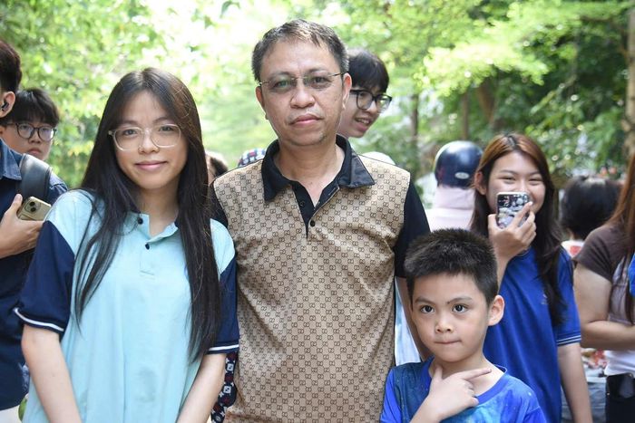 Thí sinh cùng gia đình rời điểm thi, sau khi kết thúc môn thi cuối cùng - môn Toán trong kỳ thi vào lớp 10 THPT công lập, hệ không chuyên. Ảnh: Mạnh Hưng