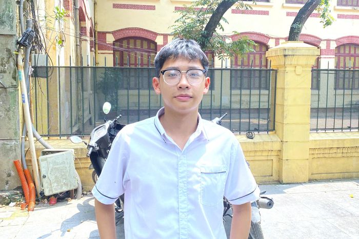 Em Trần Lê Anh Duy, học sinh Trường THCS Phương Mai tại điểm thi Trường THPT Trần Phú. Ảnh: Minh Ngọc