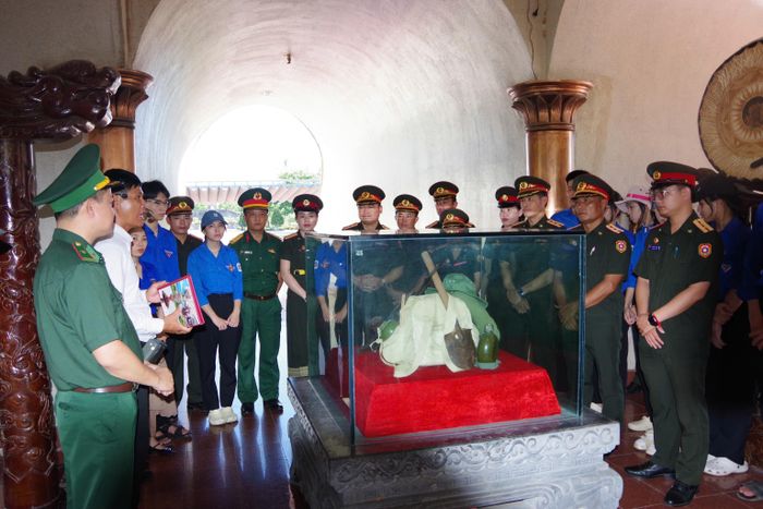 Đoàn sĩ quan trẻ Quân đội nước Cộng hòa Dân chủ Nhân dân Lào, các đại biểu và các thành viên trong đoàn tham quan tại Khu di tích quốc gia đặc biệt Thành Cổ Quảng Trị.