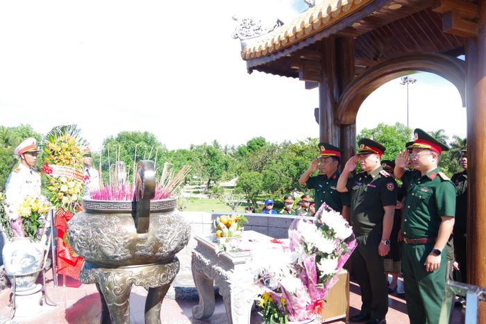 Đoàn sĩ quan trẻ Quân đội nước Cộng hòa Dân chủ Nhân dân Lào, các đại biểu và các thành viên trong đoàn đã đến đặt vòng hoa, dâng hương viếng các Anh hùng liệt sĩ tại Khu di tích quốc gia đặc biệt Thành Cổ Quảng Trị.