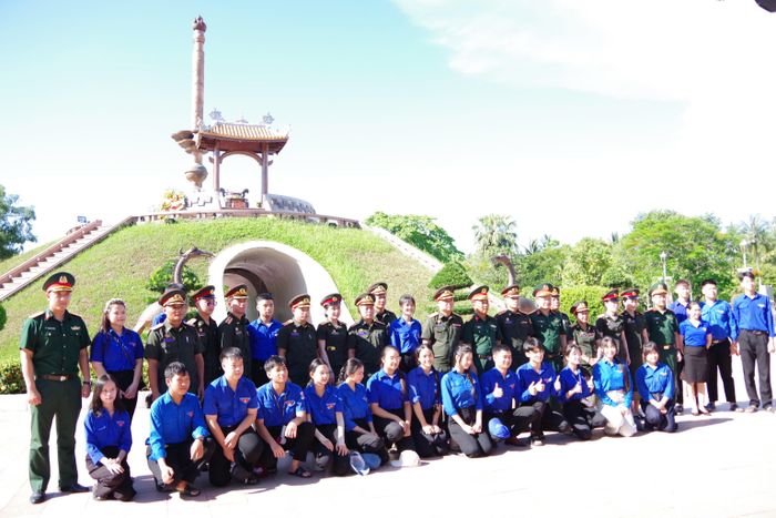 Đoàn sĩ quan trẻ Quân đội nước Cộng hòa Dân chủ Nhân dân Lào, các đại biểu và các thành viên trong đoàn chụp ảnh lưu niệm tại Khu di tích quốc gia đặc biệt Thành Cổ Quảng Trị.
