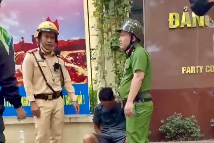 Đối tượng được lực lượng chức năng khống chế (Ảnh MXH)