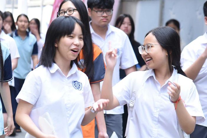 Thí sinh chia sẻ niềm vui cùng bạn bè ngay trước cổng điểm thi sau khi hoàn thành môn thi cuối cùng. Ảnh: Mạnh Hưng