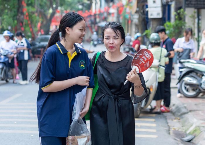 Phụ huynh động viên con trước khi bước vào điểm thi trong buổi thi cuối cùng của kỳ tuyển sinh lớp 10 năm học 2026-2027. Ảnh: Mạnh Hưng