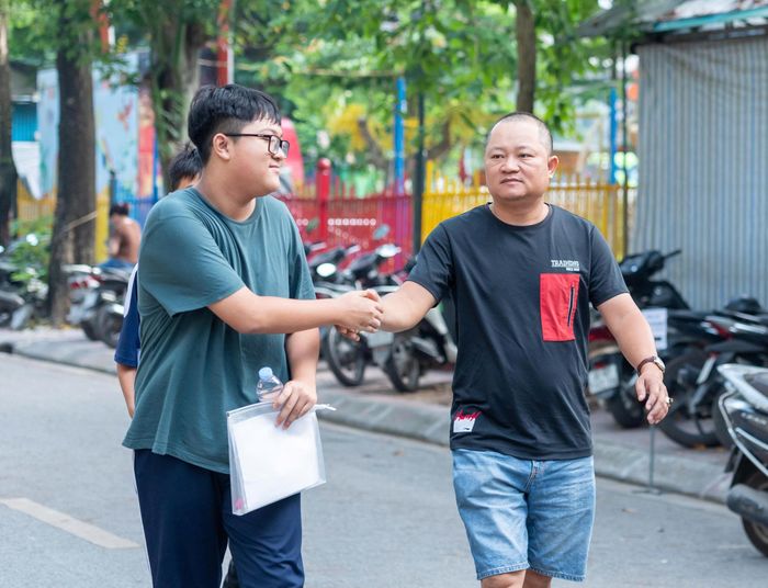 Nụ cười của phụ huynh như lời cổ vũ tinh thần giúp các thí sinh tự tin bước vào kỳ thi quan trọng. Ảnh: Mạnh Hưng