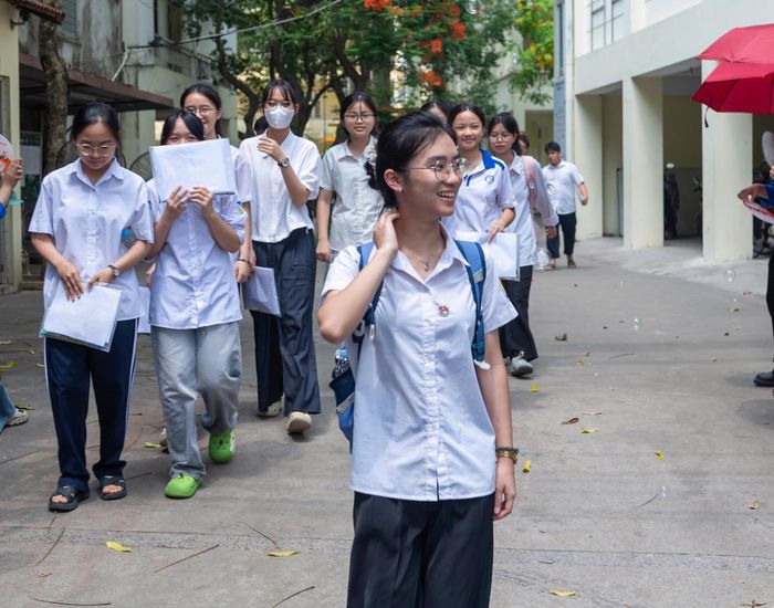 Không giấu được sự phấn khởi, nhiều học sinh vừa bước ra khỏi điểm thi đã chia sẻ về bài làm thuận lợi và tâm trạng nhẹ nhõm sau nhiều tháng ôn tập. Ảnh: Mạnh Hưng