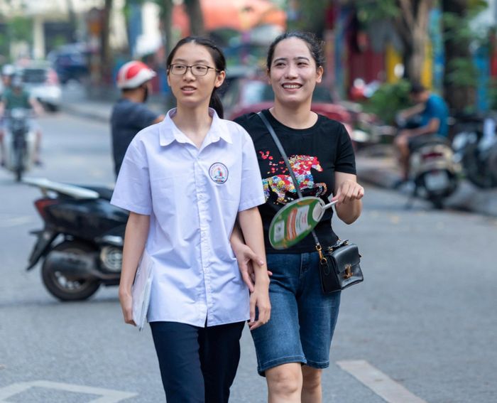 Nụ cười của phụ huynh như lời cổ vũ tinh thần giúp các thí sinh tự tin bước vào kỳ thi quan trọng. Ảnh: Mạnh Hưng