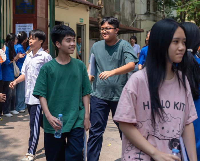 Niềm vui hiện rõ trên gương mặt các thí sinh sau khi hoàn thành kỳ thi tuyển sinh vào lớp 10 năm học 2026-2027. Ảnh: Mạnh Hưng