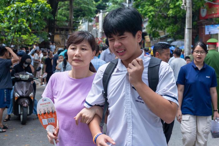 Nhiều thí sinh bật khóc vì hoàn thành bài không được như kỳ vọng. Ảnh: Mạnh Hưng