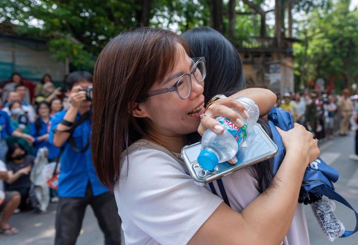Phụ huynh trao cho con cái ôm thật chặt động viên con. Ảnh: Mạnh Hưng
