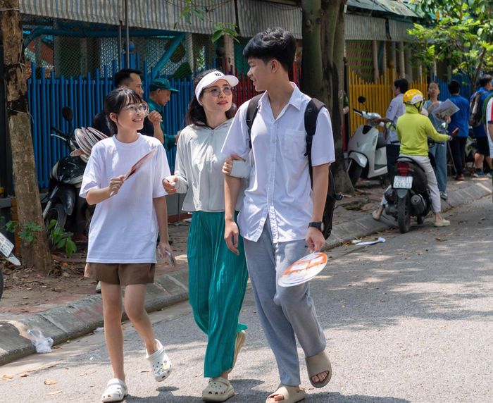 Những cái ôm, những nụ cười và tiếng reo vui xuất hiện trước cổng trường khi nhiều thí sinh tự tin với kết quả bài thi của mình. Ảnh: Mạnh Hưng