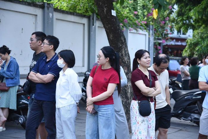 Nhiều phụ huynh vẫn kiên nhẫn chờ đợi bên ngoài điểm thi để đồng hành cùng con. Ảnh: Xuân Quý