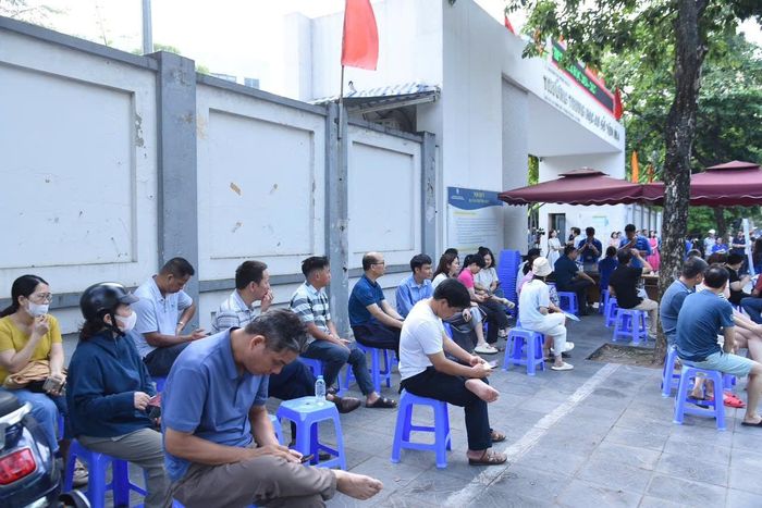 Sau nhiều tháng cùng con ôn luyện, các bậc phụ huynh hồi hộp không kém các sĩ tử. Ảnh: Xuân Quý