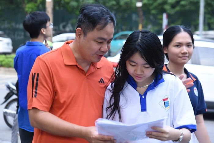 Những lời chúc “bình tĩnh, tự tin, làm bài tốt” được phụ huynh gửi gắm trước giờ thi. Ảnh: Xuân Quý
