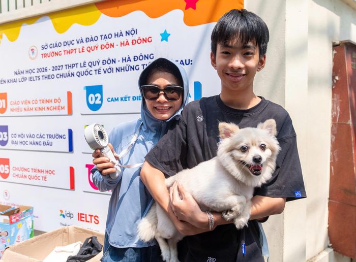 Nụ cười tươi rói của thí sinh khi gặp lại người thân sau giờ thi cuối cùng. Ảnh: Mạnh Hưng
