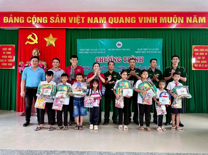 Trao tặng quà cho các em học sinh có hoàn cảnh khó khăn tại chương trình. Ảnh: Văn Long