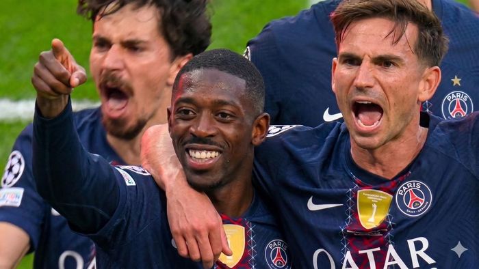 Đồng đội chia vui cùng Dembele