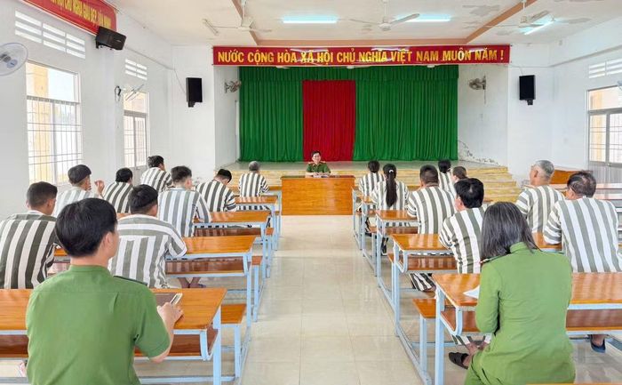 Công tác giáo dục pháp luật cho phạm nhân tại các Trại tạm giam Công an Cà Mau luôn được chú trọng.