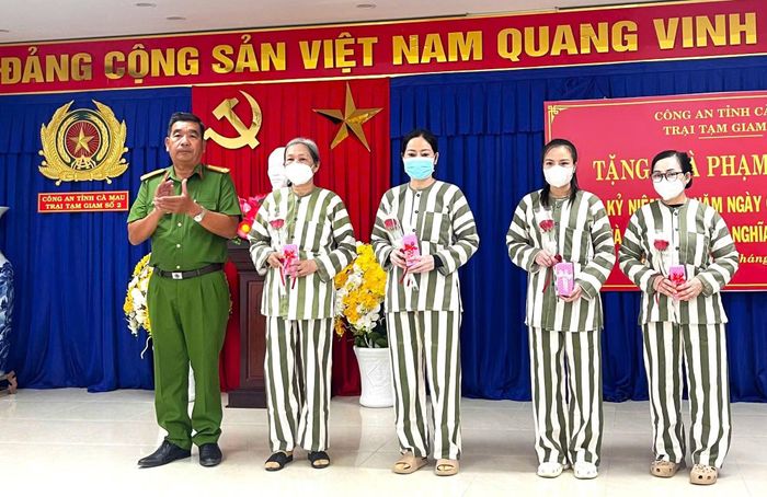 Trại tạm giam số 2 Công an Cà Mau thăm hỏi, tặng quà phạm nhân trong quá trình chấp hành án.