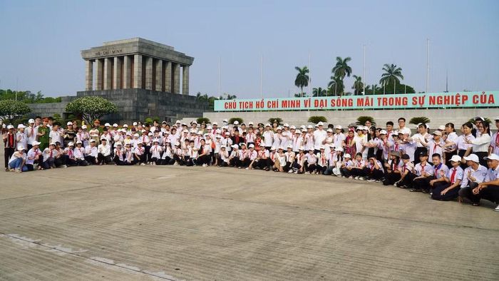 Đoàn các cháu tham gia "Trại hè yêu thương" chụp ảnh lưu niệm tại Lăng Chủ tịch Hồ Chí Minh.