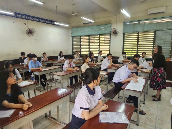 Các thí sinh nghe phổ biến quy chế thi tại điểm thi Trường THPT Trưng Vương.
