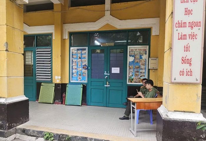 Cán bộ Công an trực bảo vệ ANTT tại điểm thi.
