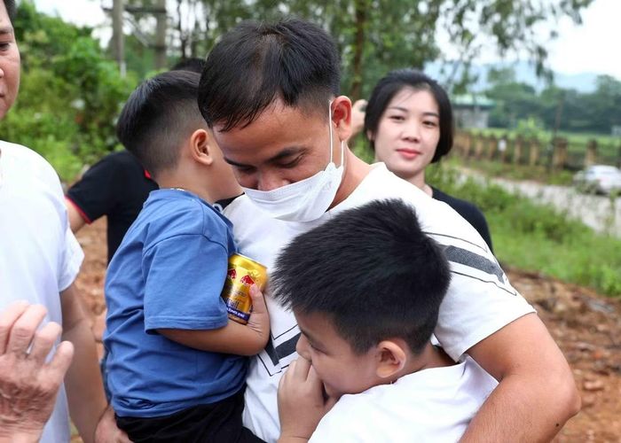 Các phạm nhân được đặc xá gặp gỡ gia đình.
