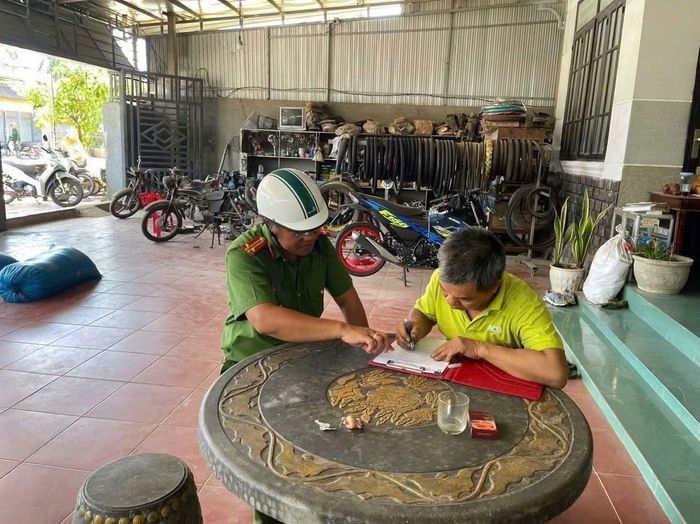 Lực lượng Công an xã tăng cường tuyên truyền, buộc các cơ sở sửa chữa xe ký cam kết không tiếp tay cho việc độ chế xe đạp điện.
