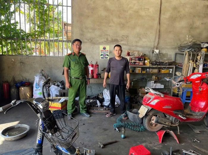 Công an xã tăng cường kiểm tra tại các cơ sở sửa chữa xe trên địa bàn.