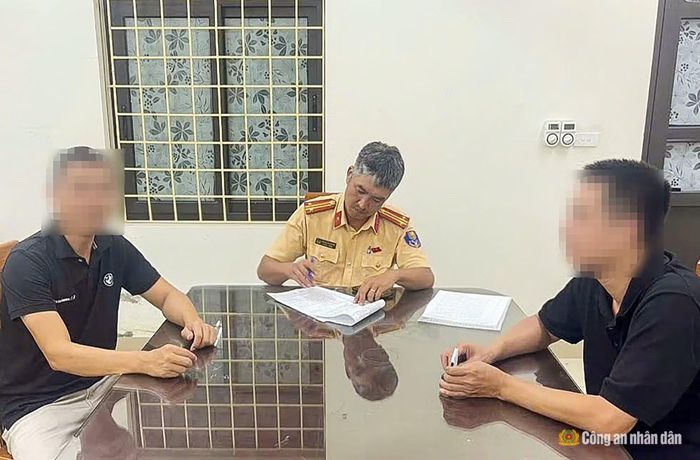 Cảnh sát làm việc với người đàn ông tên K.C.T. (bên trái) và người lái ô tô (bên phải).