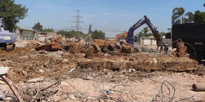 Giải phóng mặt bằng tại một dự án trọng điểm.
