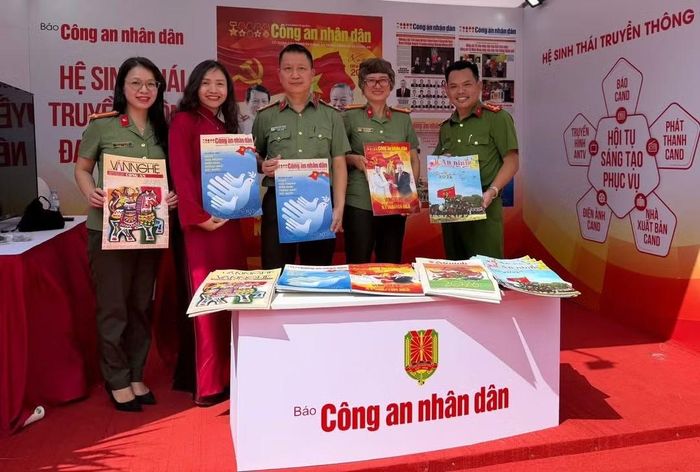 Tác giả (thứ hai từ phải sang) cùng Đại úy Phan Hoàng Sử tại gian hàng của Báo Công an nhân dân ở sự kiện "Vì bình yên bản làng" diễn ra tại xã Vân Hồ, tỉnh Sơn La hồi giữa tháng 5/2025. Đây là dịp để anh trao đổi nghiệp vụ với những người làm công tác truyền thông và tương tác trực tiếp với bà con vùng cao.
