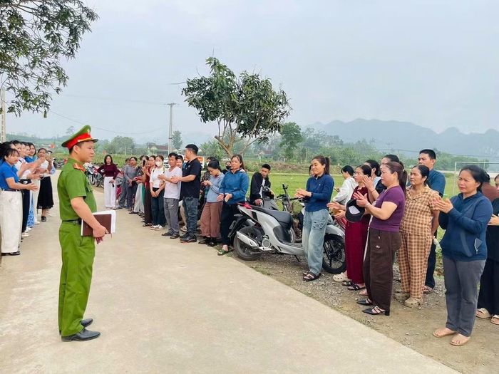 Thiếu tá Nguyễn Kim Nghĩa, Phó Trưởng Công an xã Tân An, Nghệ An "tương tác" trực tiếp với phụ huynh ngay trước cổng trường.
