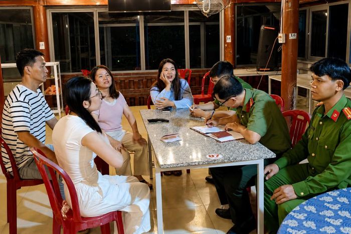 Công an xã Đạ Huoai kiểm tra cư trú người nước ngoài đến địa phương buôn bán.