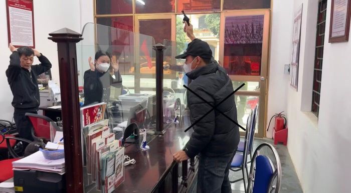 Một buổi tập huấn, diễn tập phương án phòng, chống cướp tài sản tại ngân hàng, tiệm vàng trên địa bàn.