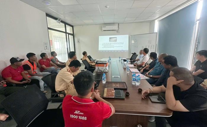 Đội CSGT đường bộ số 5, phòng CSGT Công an tỉnh Ninh Bình tổ chức tuyên truyền TTATGT tới các lái xe ô tô tải, ô tô đầu kéo Công ty vận tải J &amp; T, Công ty vận tải Minh Mẫn trên địa bàn.
