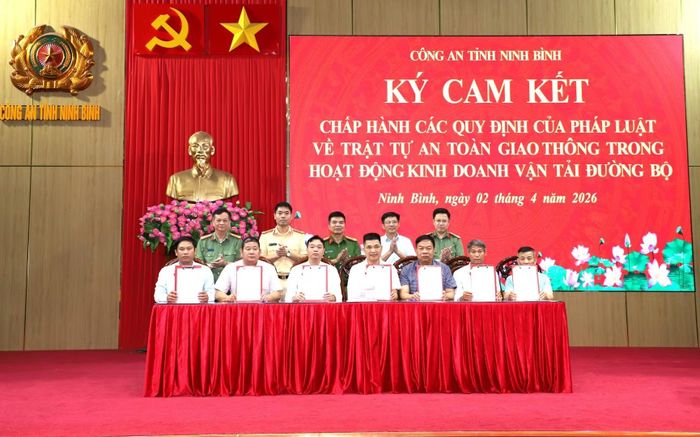 Đại diện các doanh nghiệp, hợp tác xã, hộ kinh doanh vận tải ký cam kết chấp hành các quy định của pháp luật về kinh doanh vận tải đường bộ tại một hội nghị.